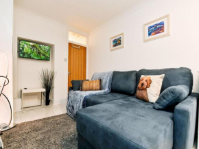 Pass The Keys Stylish & comfortable flat on Mumbles sea front